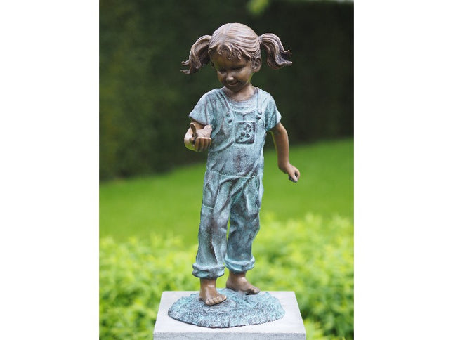 Bronzen beeld Meisje met vogel in haar hand 50x27x20cm