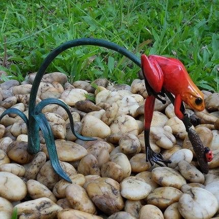 Bronzen beeld Gekleurde kikker aan twijg / rood 13x13x26cm