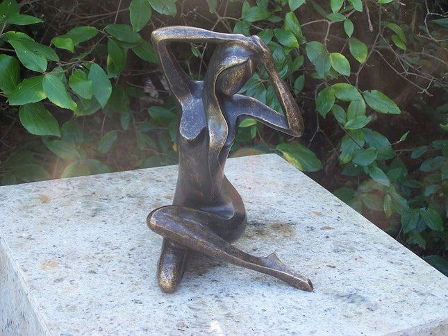 Estatua de bronce Mujer sentada 24x17x18cm