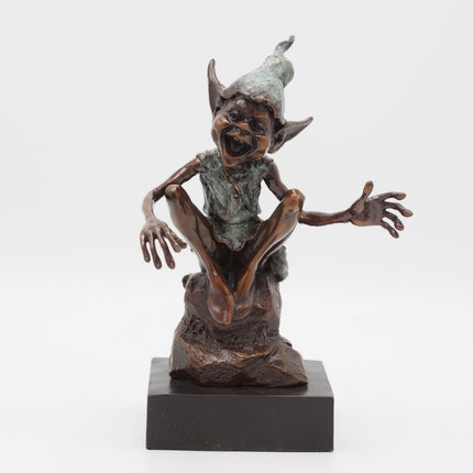 Bronzen beeld Pixie zittend op steen 22x9x14cm