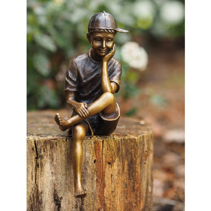 Bronzen beeld Zittende jongen met pet 19x8x6cm