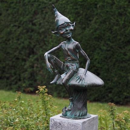 Bronzen beeld Pixie op paddenstoel 77x35x43cm