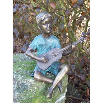 Bronzen beeld Jongen met gitaar 19x14x11cm