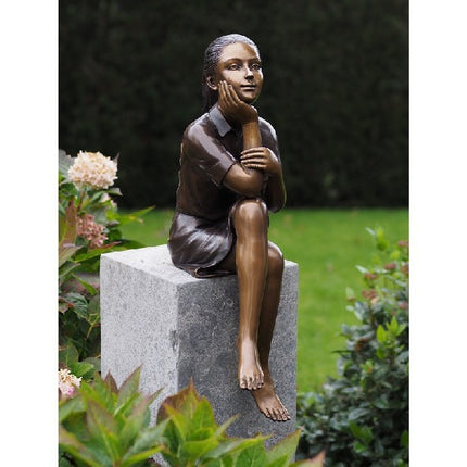 Bronzen beeld Denkend meisje 67x18x28cm