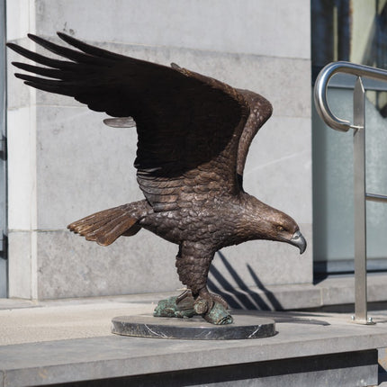 Bronzen beeld Arend op boomstam 91x78x120cm