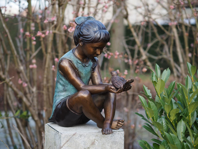Bronzen beeld Meisje met vogel 50x27x45cm 11kg