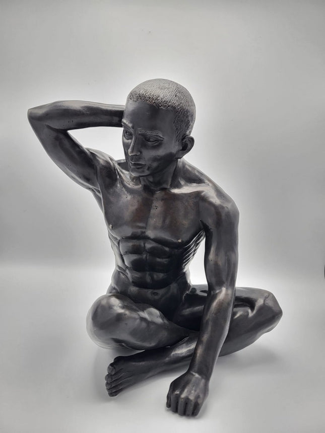 Bronzen beeld Zittende man arm omhoog 35x25x35cm
