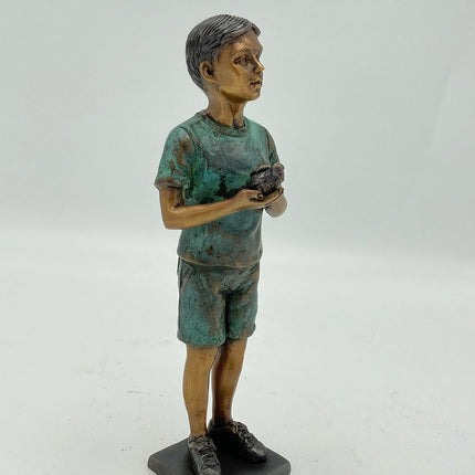 Bronzen beeld Jongentje met vogel 20x5x6cm
