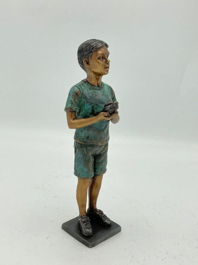 Bronzen beeld Jongentje met vogel 20x5x6cm