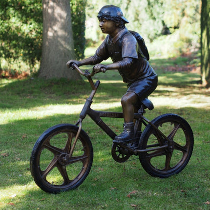 Bronzen beeld Jongen op fiets 125x49x135cm 60kg