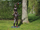 Bronzen beeld Jongen en meisje plukken appel 170x70x58cm 45kg