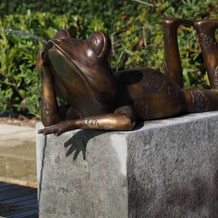 Bronzen beeld Liggende kikker groot 28x37x90cm 13kg