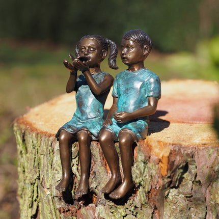 Bronzen beeld 2 kinderen met vlinder 14x7x9cm - Doika - Bronzen beeld - Doika - 5410807914939 - BS1493B