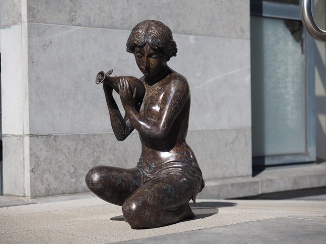 Bronzen beeld Knielende vrouw met kruik (fontein) 72x30x45cm - Doika - Bronzen beeld - Doika - 5410807540114 - B54011