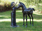 Bronzen beeld Meisje met veulen 113x60x120cm 45kg - Doika - Bronzen beeld - Doika - 5410807610459 - PB61045