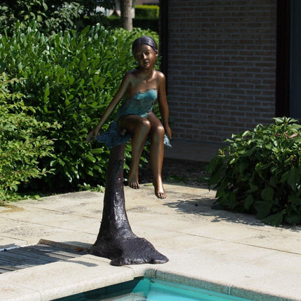 Bronzen beeld Meisje Op Boomstam 115x48x70cm - Doika - Bronzen beeld - Doika - 5410807946664 - B94666