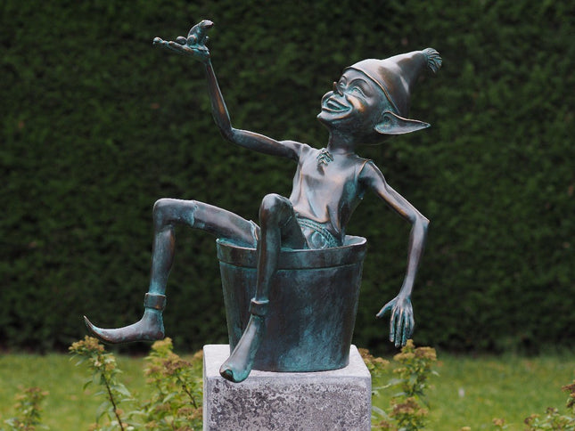 Bronzen beeld Pixie met emmer 49x15x17cm - Doika - Bronzen beeld - Doika - 5410807013359 - AN1335BR-V
