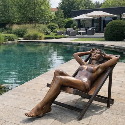 Bronzen beeld Vrouw Op Strandstoel 160x70x95 cm - Doika - Bronzen beeld - Thermobrass - 5410807014974 - B1497