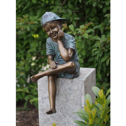 Bronzen beeld Zittende jongen met pet 59x24x36cm - Doika - Bronzen beeld - Doika - 5410807013243 - AN1324BRW-V