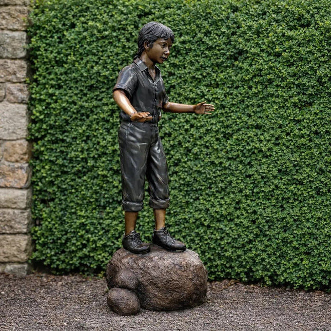 Tuinbeeld Meisje Op Rots 47x62x135 cm