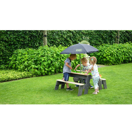 EXIT Aksent zand-, water- en picknicktafel (2 bankjes) met parasol en tuingereedschap - Doika BV - Zand- en watertafels - EXIT Toys - 8718469469024 - 52.05.10.45